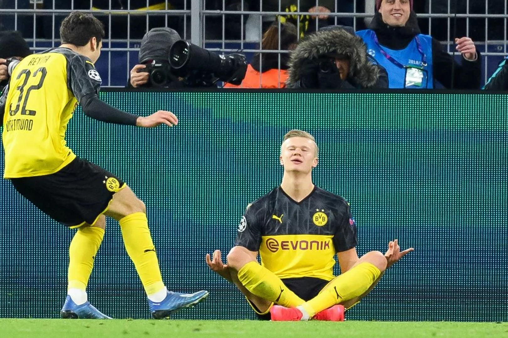 关于多特蒙德迎欧冠关键赛;今夜遗憾出局;震撼外界;控场能力受关注的信息 关于多特蒙德迎欧冠关键赛;今夜遗憾出局;震撼外界;控场能力受关注的信息