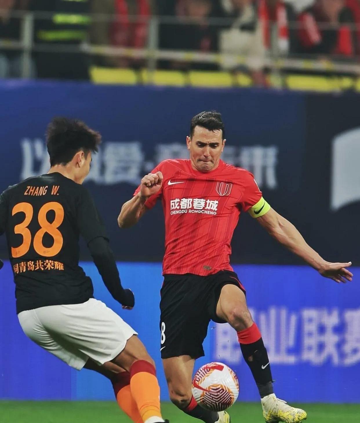 包含转折点成都蓉城豪取连胜，中超加时末段攻防权衡，质疑声仍在，球队文化再被提及的词条